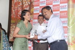 Nishi Anand recieving the second  prize from chief guest.