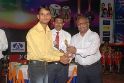 Student recieving the prize from our chief guest at Spandan 2009.