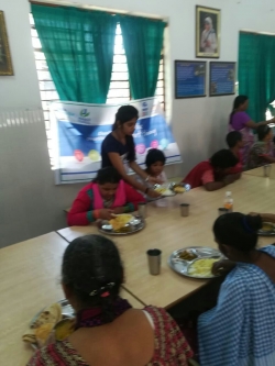 GIITian at Old Age Home serving food 