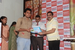 The students recieving the prize from the chief guest.