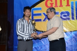 Praveen of MBA 2004 Batch receiving Genius Icon Award for Enterpreneur