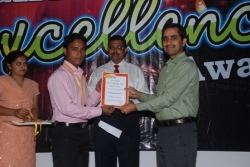 V.Ravindra Rajak getting the Genius Best Project(IT) Award. 
