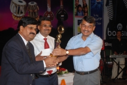 KD Patil MBA(2004), recieving Genius Lifetime Achievement Award from MR. Sanjay Choudhary.