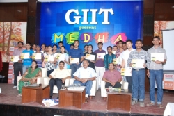 MRS Padma Prakash(Director GIIT), MR.OM Prakash Director GIIT, MR N Thakur (RDDE), MR DN Singh Academic Head GIIT.(from left to right) standing with top 28 winners in 
